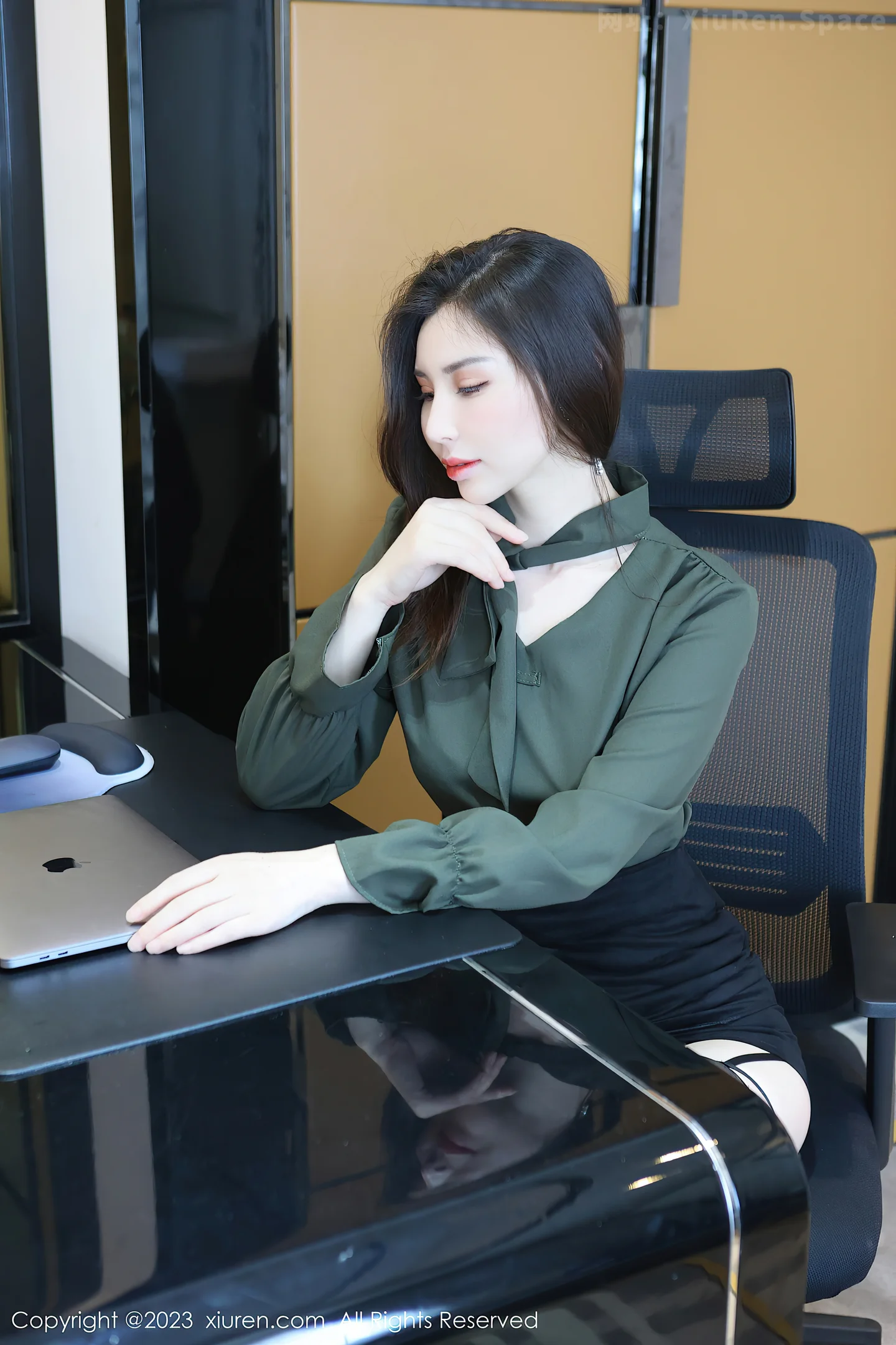 图片[2]-[XiuRen秀人网]2023.06.02 VOL.6844 王曼柔 OL制服与黑色内衣加黑丝美腿性感私房写真集-秀人网官方网站